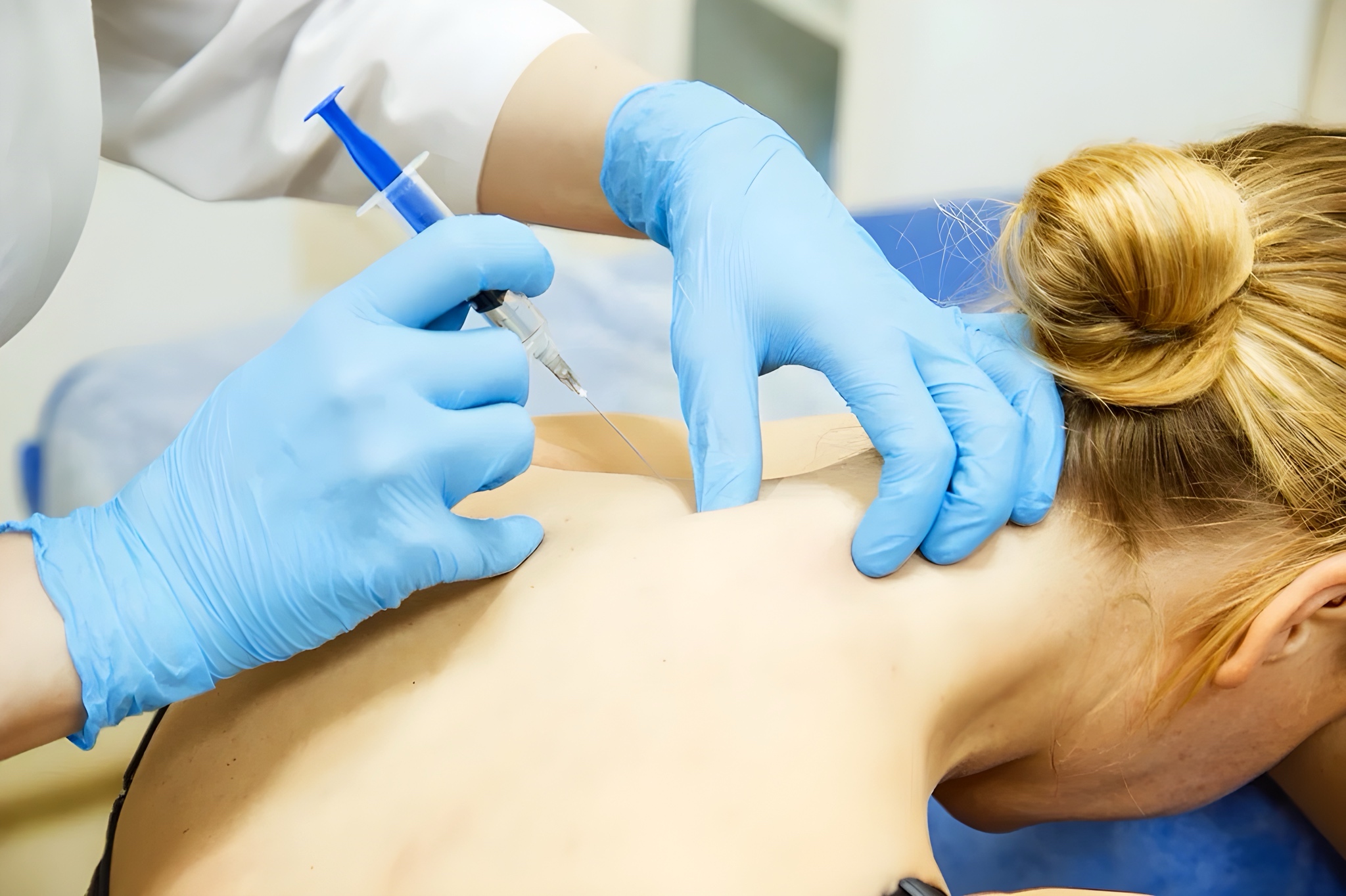 Блокада суставов и позвоночника: кому нужна и как проходит?